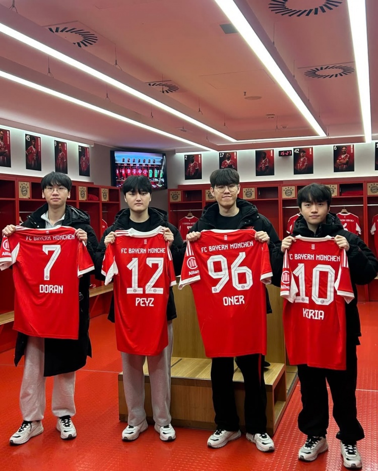 T1官方分享选手们参观拜仁主场的照片